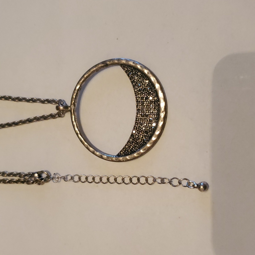Beautiful Womens Necklace Silvertone Glitter And Jeweled Fashion Piece New